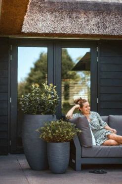 Capi Bloempot Nature Elegant Rib NL - D34 X H46cm - Donkergrijs -Pokon Winkel vaas elegant laag rib nl donkergrijs bloempot 3 4